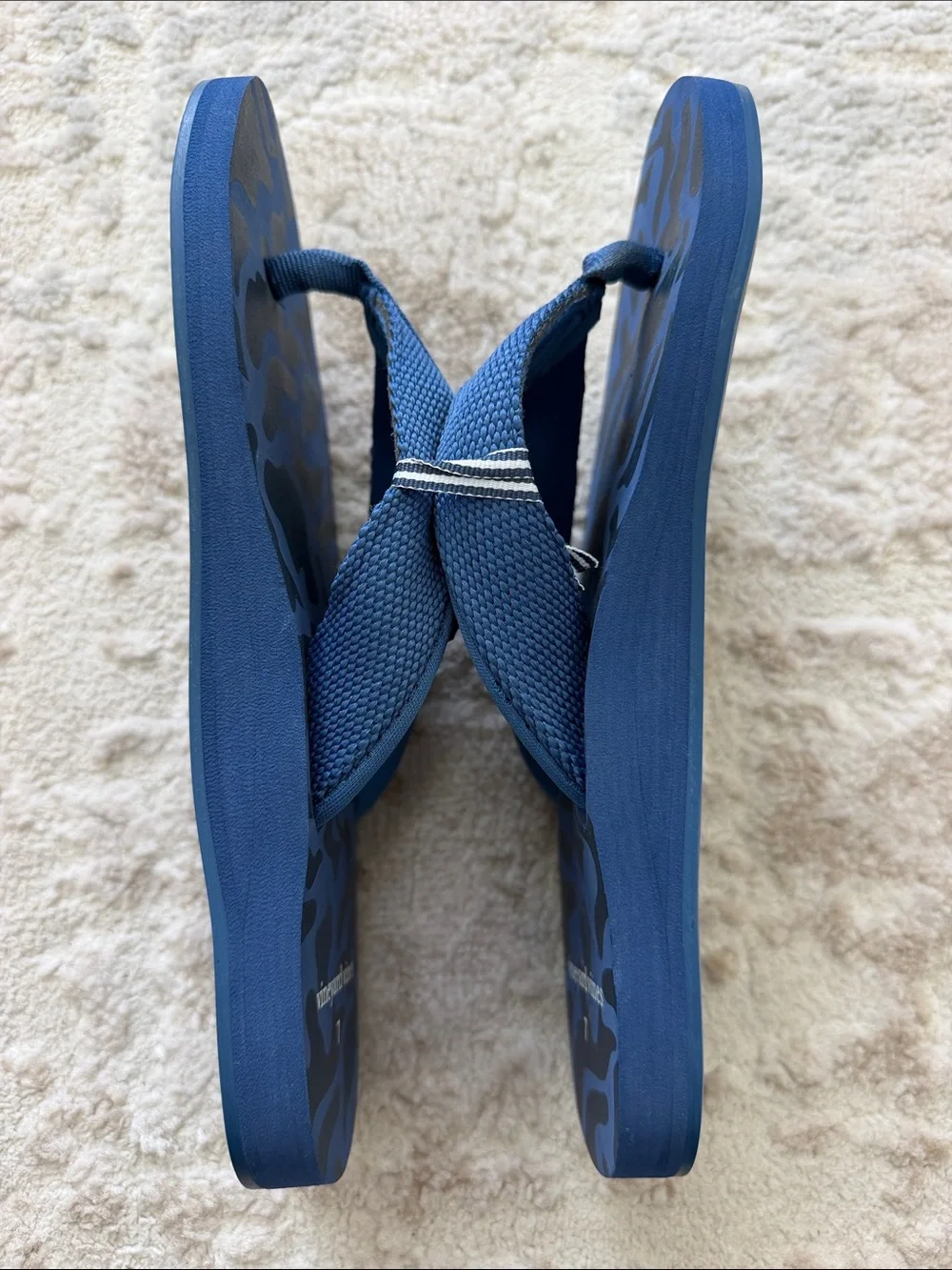 Vineyard Vines Men Navy & Blue Camo Flip Flops